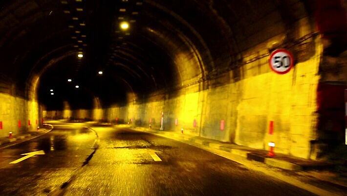 공공시설 산업 도로 선 여행 백그라운드 이동 교통시설 모션 자동차 추상 미래 거리 사람없음 빛 운전 기차 레이싱 도시 고속도로 터널 야간 속도 튜브 지하 방법 블러 MOV 해외동영상 클립영상 자연요소 길 육상교통 교통 컨셉 무늬 대중교통 시합 시설 동영상 파일형식