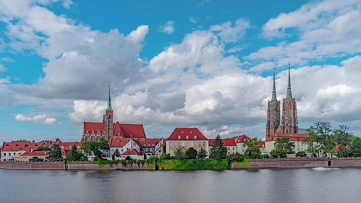 구름 유럽 문화 섬 여행 건축양식 하늘 사람없음 야외 건물 물 강 도시풍경 햇빛 성당 교회 탑 도시 역사 광택 타운 폴란드 고딕 랜드마크 브로츠와프 옛날 4K 타임랩스 MOV 해외동영상 클립영상 자연요소 건축물 건축 나라 종교건축 촬영기법 풍경 태양 동영상 파일형식