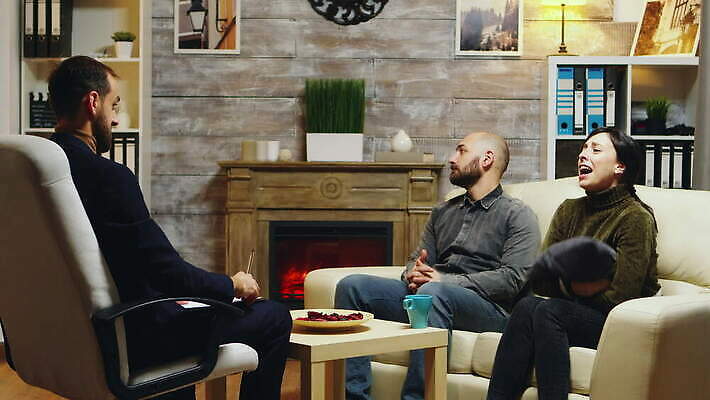 백인 직업 커플 여자 남자 지도 가족 관계 결혼식 남편 스트레스 대화 사람 앉기 성인 소파 사무실 외침 모임 분노 아내 충돌 상담 싸움 문제 곤란 정신과의사 치료사 헬프 심리치료 4K MOV 해외동영상 클립영상 서양인 감정 결혼 의자 비즈니스 모션 말하기 치료 소리 의사 도움 동영상 심리 파일형식