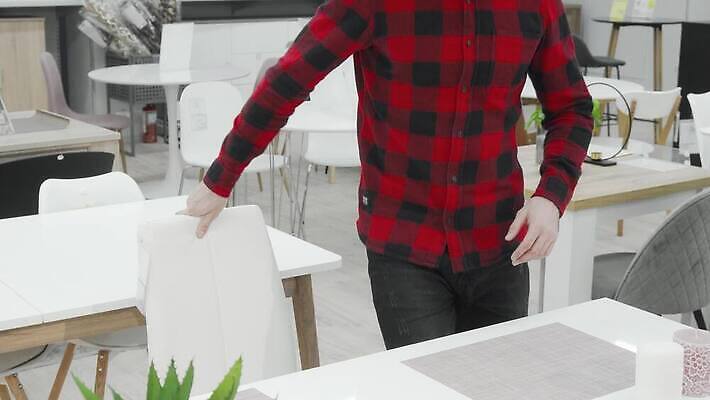 라이프스타일 디자인 남자 유럽 컬러 가구 결혼 생각 거실 의자 남편 휴식 아파트 주택 실내 한명 앉기 내부 장식 세일 상점 식당 비교 플랫 선택 구매 상품 가격 찬장 수집 고객 소매 리빙 안락 4K MOV 해외동영상 클립영상 1 나라 생활용품 컨셉 모션 사람 이벤트 건물 생활 쇼핑 동영상 파일형식