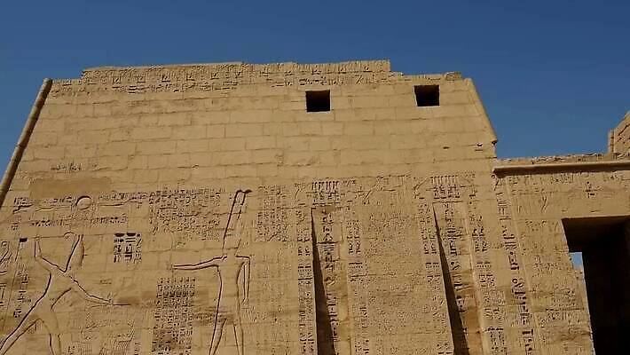 벽 조각 여행 백그라운드 텍스트 이집트 사람없음 건물 조각상 여행객 바위 기둥 기록 사찰 큼 땅 심볼 질감 철탑 동영상 랜드마크 상형문자 숭배 옛날 파라오 MP4 해외동영상 클립영상 문자 건축물 건축 종교건축 아프리카 사람 조형물 탑 돌_바위 크기 파일형식