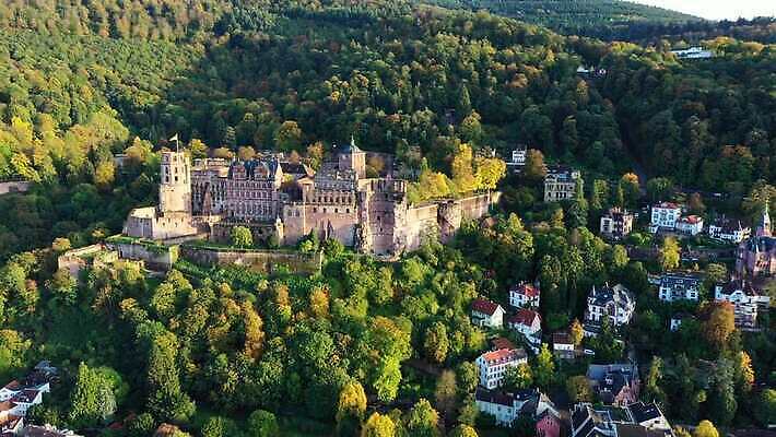 구름 유럽 여행 건축양식 하늘 산 주택 독일 안테나 풍경 사람없음 건물 빛 강 도시풍경 교회 탑 도시 중세 역사 언덕 타운 스카이라인 구시가지 드론 랜드마크 옛날 조감도 4K MOV 해외동영상 클립영상 자연요소 건축물 건축 나라 통신 종교건축 동영상 파일형식
