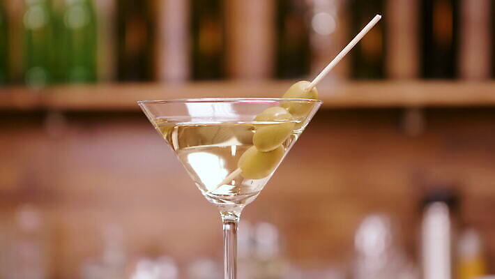 음료 백그라운드 유리 탁자 주류 사람없음 장식 파티 식당 주스 추위 축하 알코올 신선 칵테일 바 고명 클래식 우아함 달콤 맛 시원함 계산대 클럽 상쾌 올리브 슛 마티니 보드카 섞기 토닉 유흥 4K MOV 해외동영상 클립영상 열매 감정 가구 컨셉 재질 이벤트 상점 동영상 파일형식