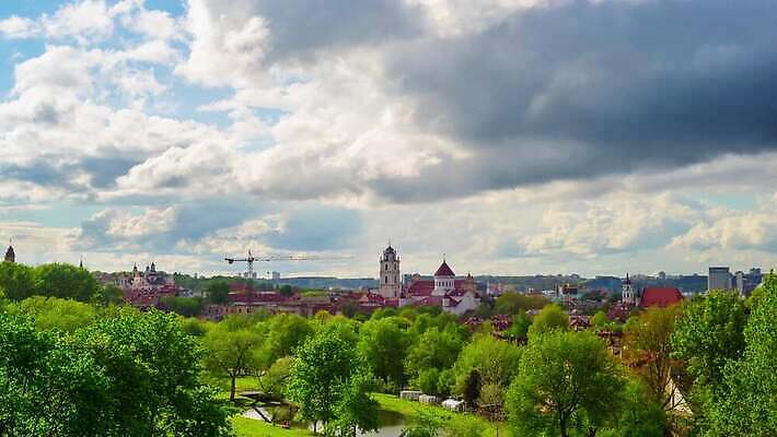 구름 외관 유럽 컬러 여행 밭 건축양식 자연 하늘 지붕 휴가 거리 주택 파노라마 풍경 사람없음 건물 빨간색 초록색 물 여름 도시풍경 교회 탑 일몰 시골 도시 역사 땅 언덕 장면 타운 고딕 랜드마크 리투아니아 수도권 옛날 4K 타임랩스 MP4 해외동영상 클립영상 자연요소 건축물 계절 건축 나라 농업 종교건축 촬영기법 노을 생태계 지역 동영상 파일형식