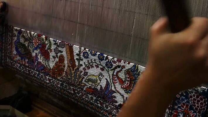 전통 손 디자인 여자 산업 아시아 문화 밧줄 줄 손가락 공장 기술 미술 동양인 사람없음 장식 컬러풀 유행 카펫 공구 직물 면 업무 조직 실 제조 실크 천 질감 섬유 동쪽 장인 짜임 수공예 양모 옛날 짜기 핸드메이드 MP4 해외동영상 클립영상 나라 컬러 공업 모션 문화예술 사람 인종 신체부위 도구 작업 공예 방향 동영상 파일형식