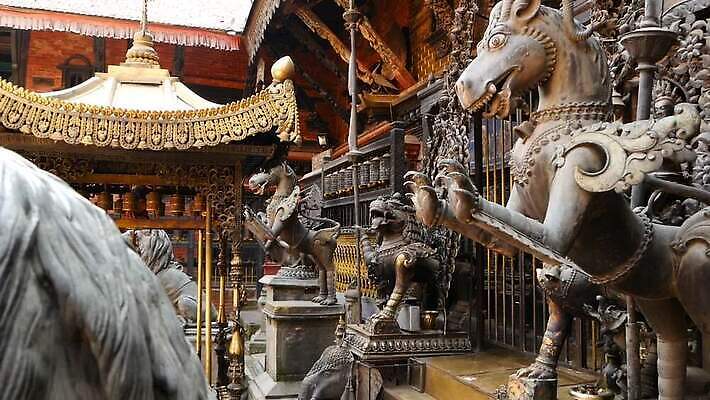 전통 아시아 종교 조각 여행 불교 건축양식 미술 동양인 사람없음 장식 조각상 머리 금속 골동품 사찰 수비 재산 황금 보호 묘사 신성 네팔 청동 수도원 놋쇠 옛날 카트만두 특별함 힌두교 MOV 해외동영상 클립영상 건축 나라 컨셉 종교건축 모션 재질 문화예술 인종 신체부위 금융 조형물 동영상 파일형식