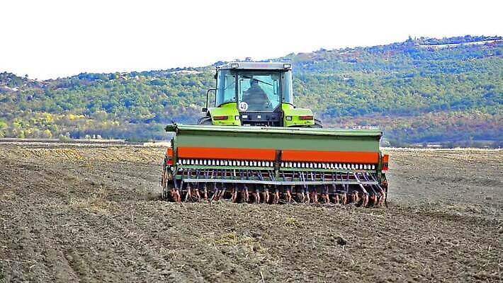 직업 산업 밭 농업 비즈니스 옥수수 씨앗 사람없음 농작물 농장 농경지 기계 흙 장비 운전 업무 운전사 제조 농부 땅 밀 뿌리기 먼지 트랙터 밭일 실행 심기 쟁기 파종 세련 MOV 해외동영상 클립영상 식물 모션 곡류 농사 작업 농기계 특수차량 동영상 파일형식
