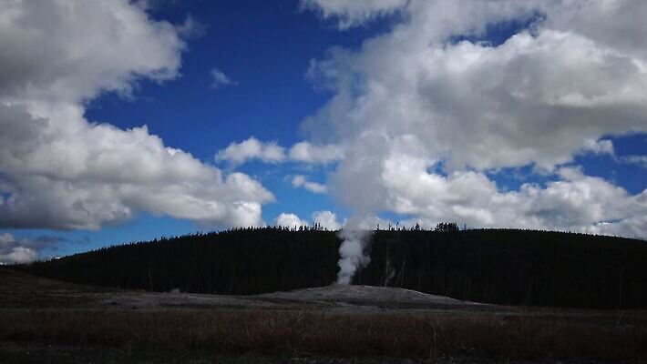 여행 북아메리카 자연 하늘 휴가 파노라마 국립공원 사람없음 물 세계 여행객 미국 봄 에너지 액체 재산 수증기 숲 폭발 땅 언덕 내추럴 와이오밍 지열 4K MP4 해외동영상 클립영상 자연요소 계절 공원 촬영기법 아메리카 사람 금융 생태계 동영상 파일형식