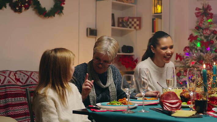 백인 전통 계절 행복 어린이 음식 크리스마스 가족 탁자 휴가 주택 함께함 선물 미소 사람 앉기 파티 축제 식사 저녁식사 기쁨 모임 축하 아빠 연결 먹기 잔치 긍정 나눔 칠면조 옛날 조부모 채팅 크리스마스이브 핸드메이드 맛있는 4K MOV 해외동영상 클립영상 서양인 기념일 감정 가구 컨셉 관계 모션 조류 표정 이벤트 건물 동영상 파일형식
