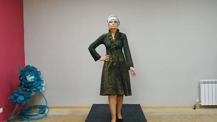 백인 모델 디자인 드레스 옷 노년 행복 산업 포즈 컨셉 새로움 한명 이벤트 성인 뷰티 유행 걷기 활발 공연 무대 우아함 수집 쇼 활주로 보여주기 실행 옛날 전용 지휘대 스타일 MOV 해외동영상 클립영상 서양인 1 감정 길 모션 사람 동영상 파일형식