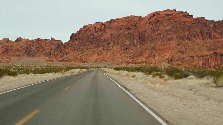 도로 여행 자동차 유리 산 국립공원 사람없음 빨간색 미국 운전 자유 고속도로 황무지 갈증 인도인 환경보전 부식 웨이브 애리조나 강렬 루트 벌거벗은 아즈텍 자동 지질학 특별함 불모지 4K MP4 해외동영상 클립영상 외국인 공원 교육 길 육상교통 컬러 컨셉 북아메리카 교통시설 모션 재질 동양인 사회이슈 동영상 파일형식