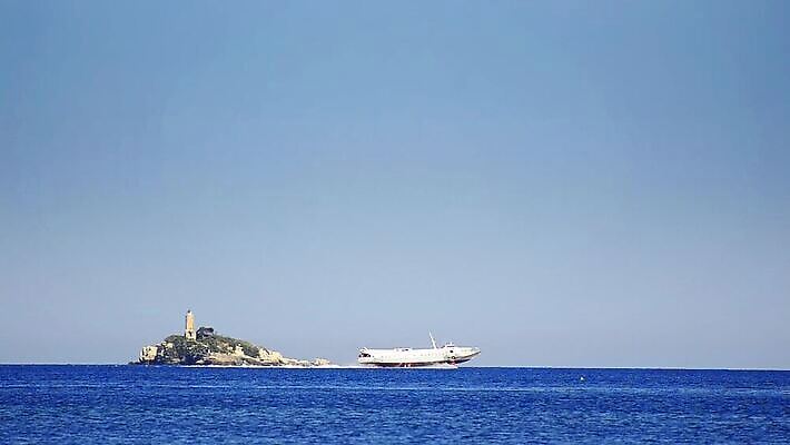 라이프스타일 파도 바다 섬 여행 요트 모션 자연 하늘 표면 휴가 등대 항해 사람없음 물 파란색 힘 운전 에너지 만 보트 고급 떨어짐 크루즈 지중해 그리스 속도 함선 모터 뱃놀이 알바니아 코르푸 수평선 MOV 해외동영상 클립영상 자연요소 유럽 컬러 컨셉 배_교통 생활 전통놀이 생태계 동영상 파일형식 남유럽
