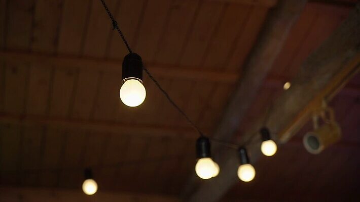 줄 결혼 전구 휴가 조명 주택 매달리기 사람없음 장식 빛 노란색 파티 축제 화환 황혼 모임 수확 등불 램프 축하 야간 저녁 오브젝트 잔치 보케 빛망울 광 뒤뜰 텅스텐 MOV 해외동영상 클립영상 자연요소 꽃 컬러 컨셉 농업 모션 이벤트 건물 일몰 원소 동영상 파일형식