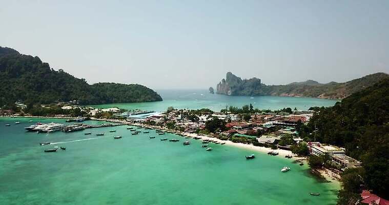 나무 아시아 모래 파도 바다 컬러 섬 여행 요트 태국 자연 하늘 휴가 열대 산 안테나 사람없음 초록색 물 파란색 야자수 만 보트 산호 언덕 마야 항공촬영 드론 터키석 파라다이스 푸켓 그리너리 4K MP4 해외동영상 클립영상 자연요소 식물 나라 뷰포인트 배_교통 통신 자포동물 보석 생태계 마야문명 동영상 파일형식 트랜드컬러