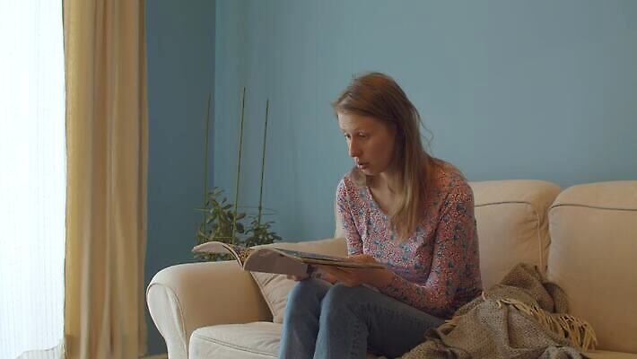 백인 커플 여자 남자 감정 가족 관계 남편 주택 사람 성인 두명 분노 아내 폭력 좌절 잡지 무서움 충돌 불안 싸움 문제 나쁜 공격적 부정적 소셜 어려움 위기 제어 트러블 남용 4K MP4 해외동영상 클립영상 서양인 컨셉 모션 건물 간행물 사회이슈 동영상 파일형식