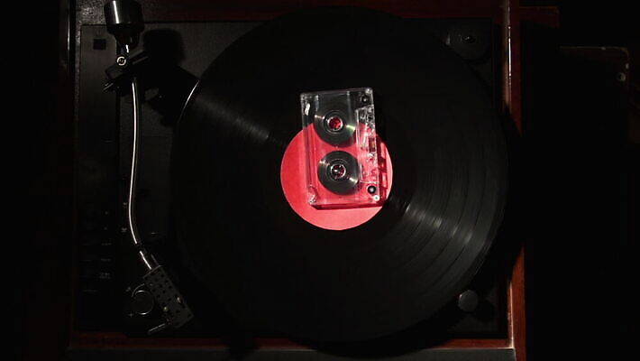 음악 컬러 백그라운드 놀이 사람없음 검은색 소리 듣기 장비 디스크 카세트테이프 플라스틱 복고 디스코 테이프 아날로그 수납 스테레오 비닐 얼레 턴테이블 80대 고립 구식 뮤지컬 선로 옛날 플레이어 스타일 플랫레이 MOV 해외동영상 클립영상 노년 모션 재질 문화예술 문구용품 춤 플랫 질병 동영상 파일형식