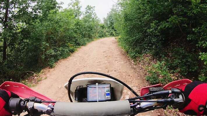 도로 스포츠 포즈 십자가 자국 모션 산 사람없음 달리기 운동 자전거 점프 힘 경쟁 자유 오토바이 바퀴 파편 승차 헬멧 위험 묘기 속도 순환 먼지 진흙 모터 라이더 레이서 선로 1인칭시점 4K MP4 해외동영상 클립영상 레이스천 시선 길 컨셉 교통시설 건강 바이크 직물 보호장비 동영상 파일형식