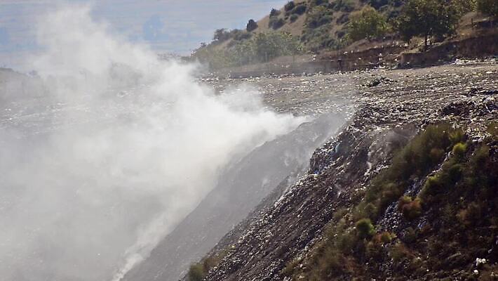 산업 백그라운드 자연 하늘 불 바람 사람없음 야외 환경 손상 오염 연기 쓰레기 버리기 먼지 흙더미 구식 깨짐 혼란 MOV 해외동영상 클립영상 자연요소 컨셉 모션 날씨 흙 생태계 동영상 파일형식 더미