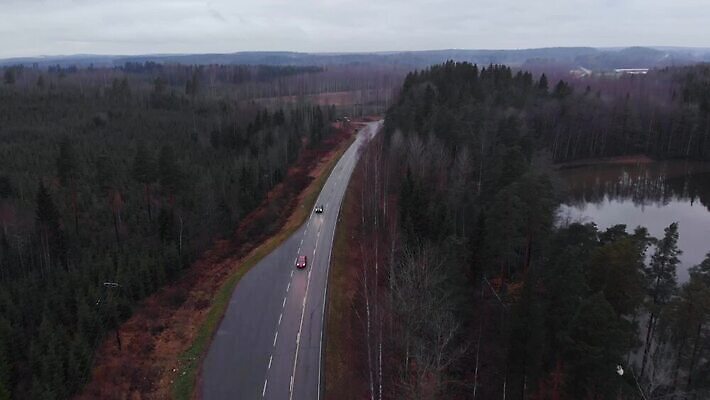 유럽 도로 길 호수 여행 교통시설 자동차 자연 하늘 휴가 거리 안테나 핀란드 사람없음 야외 물 황혼 운전 고속도로 정상 저녁 드론 방법 헬싱키 MOV 해외동영상 클립영상 자연요소 나라 육상교통 교통 통신 모션 북유럽 일몰 야간 시설 생태계 동영상 파일형식