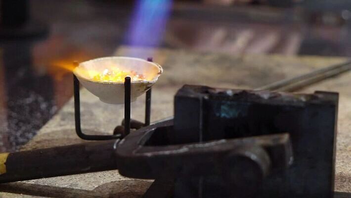 직업 디자인 산업 장신구 탁자 불 불꽃 노동자 기술 사람없음 노란색 금속 장비 도구 공구 반지 작업 뜨거움 작업실 황금 고급 제조 은색 상품 보석 버너 만들기 난방 공예가 대장장이 백금 솜씨 핸드메이드 화상 MOV 해외동영상 클립영상 자연요소 컬러 가구 컨셉 모션 재질 상처 광석 동영상 파일형식