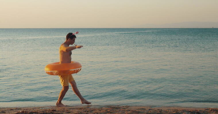 백인 바다 사람 성인 야외 물 파티 공연 춤 유머 배우 발레 귀 코믹 쇼 거짓 캐리커처 코미디언 4K MOV 해외동영상 클립영상 자연요소 서양인 직업 감정 문화예술 이벤트 신체부위 그림 연예인 동영상 파일형식