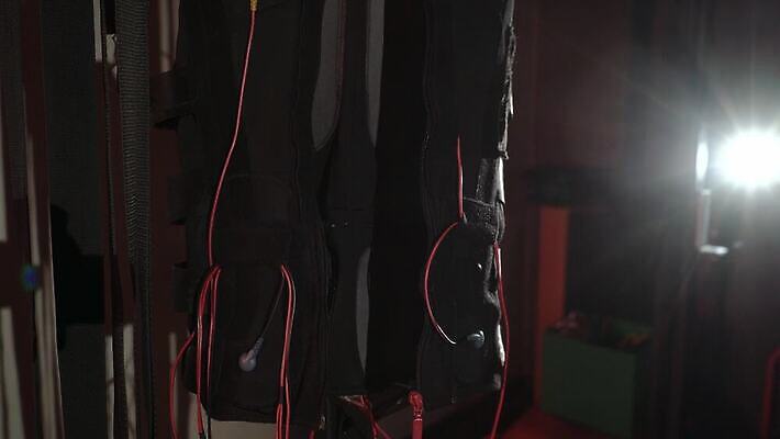 직업 드레스 스포츠 운동화 신체 근육 실내 건강 정장 사람없음 운동 검은색 힘 기계 재킷 코트 조끼 결심 집중 연습 체육관 근육질 전자 다이오드 물리치료 4K MOV 해외동영상 클립영상 옷 컬러 신발 컨셉 내부 치료 외투 몸매 동영상 파일형식