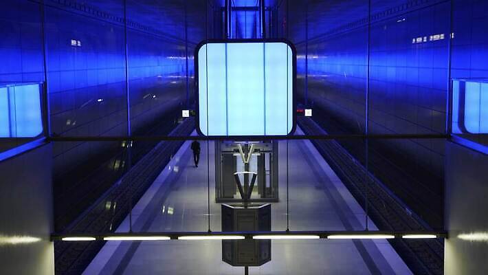 디자인 유럽 선 여행 백그라운드 이동 건축양식 교통시설 유리 미래 독일 사람없음 내부 건물 파란색 빛 사무실 계단 금속 기차 도시 시간 터널 전철 역 아래 속도 에스컬레이터 튜브 지하 일반 빛망울 대칭 함부르크 비어있는 4K MOV 해외동영상 클립영상 건축물 건축 나라 길 육상교통 컬러 교통 컨셉 비즈니스 재질 대중교통 방향 시설 위치 동영상 파일형식