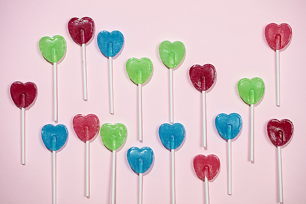 포토 JPG 화이트데이 실내 막대사탕 사탕 사람없음 귀여움 여러개 하트 달콤 분홍색배경 국내포토 모양 분홍색 다수 백그라운드 컨셉 데이이벤트 디저트 내부 맛 파일형식