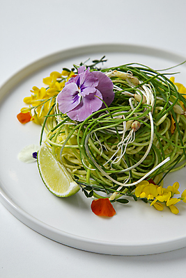 포토 JPG 접시 꽃 실내 사람없음 샐러드 흰배경 라임 건강식 달래 국내포토 식물 식기 음식 백그라운드 채소 과일 내부 흰색 파일형식