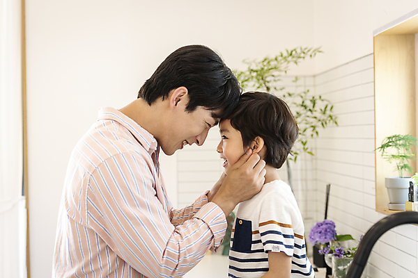 포토 JPG 남자 행복 아들 어린이 맨라이프 가족 실내 미소 소년 상반신 성인 두명 옆모습 30대 마주보기 한국인 잡기 가족라이프 아빠 즐거움 이마맞대기 부자지간 남자만 국내포토 라이프스타일 감정 뷰포인트 관계 모션 표정 사람 동양인 내부 장년 얼굴맞대기 파일형식