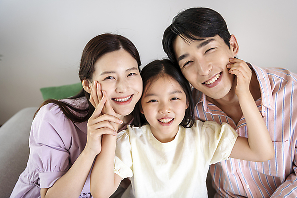 포토 JPG 응시 여자 남자 딸 행복 어린이 가족 엄마 실내 미소 앉기 소녀 상반신 성인 앞모습 10대 세명 30대 소파 손들기 한국인 가족라이프 아빠 즐거움 감싸기 국내포토 라이프스타일 시선 감정 뷰포인트 의자 관계 모션 청소년 표정 사람 동양인 내부 장년 파일형식