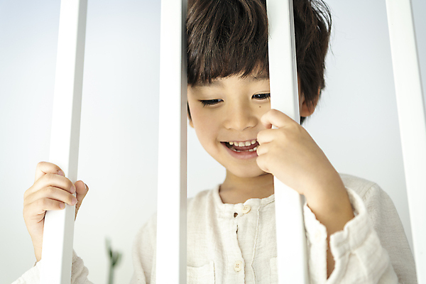 포토 JPG 남자 행복 어린이라이프 어린이 난간 가족 실내 한명 서기 미소 소년 상반신 앞모습 한국인 잡기 즐거움 흰배경 소년한명만 내려보기 국내포토 1 라이프스타일 감정 뷰포인트 백그라운드 관계 모션 표정 사람 동양인 내부 흰색 남자한명만 소년만 파일형식