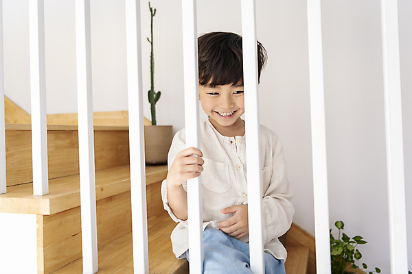 포토 JPG 응시 남자 행복 어린이라이프 어린이 난간 실내 한명 미소 앉기 소년 앞모습 계단 한국인 잡기 즐거움 소년한명만 국내포토 1 라이프스타일 시선 감정 뷰포인트 모션 표정 사람 동양인 내부 남자한명만 소년만 파일형식