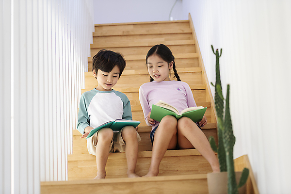 포토 JPG 전신 응시 여자 남자 행복 어린이라이프 어린이 난간 가족 선인장 실내 남매 미소 들기 앉기 소녀 소년 두명 앞모습 10대 책 독서 계단 한국인 가족라이프 즐거움 선인장화분 어린이만 국내포토 식물 라이프스타일 시선 감정 화분 뷰포인트 관계 모션 청소년 표정 사람 동양인 내부 파일형식