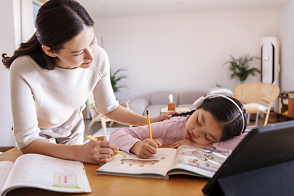 포토 JPG 우먼라이프 응시 여자 어린이교육 딸 어린이 엎드리기 가족 모녀 엄마 실내 서기 앉기 소녀 성인 두명 앞모습 10대 30대 태블릿 눈감음 헤드셋 한국인 짜증 가족라이프 문제집 귀찮음 온라인강의 홈스쿨링 여자만 어깨에손 언스쿨링 국내포토 라이프스타일 시선 교육 감정 뷰포인트 음향기기 컨셉 관계 모션 청소년 사람 동양인 내부 책 장년 전자제품 스마트기기 헤드폰 강의 홈스쿨 파일형식 언택트