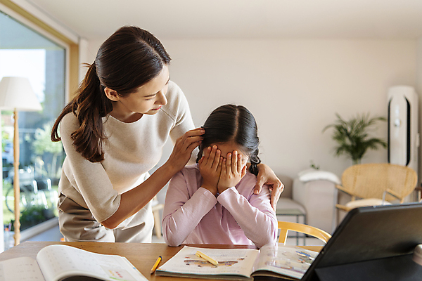 포토 JPG 우먼라이프 여자 어린이교육 딸 어린이 가족 모녀 엄마 실내 서기 앉기 소녀 상반신 성인 두명 앞모습 옆모습 10대 30대 태블릿 한국인 슬픔 가족라이프 울음 얼굴가리기 위로 온라인강의 홈스쿨링 여자만 어깨에손 언스쿨링 PTSD 국내포토 라이프스타일 교육 감정 뷰포인트 관계 모션 청소년 표정 사람 동양인 내부 장년 전자제품 스마트기기 가림 질병 강의 홈스쿨 파일형식 언택트