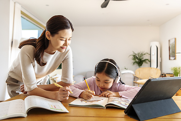 포토 JPG 여자 어린이교육 딸 행복 어린이 가족 모녀 엄마 실내 서기 미소 들기 앉기 소녀 성인 두명 앞모습 옆모습 10대 30대 태블릿 헤드셋 한국인 가족라이프 즐거움 온라인강의 홈스쿨링 여자만 언스쿨링 국내포토 라이프스타일 교육 감정 뷰포인트 음향기기 관계 모션 청소년 표정 사람 동양인 내부 장년 전자제품 스마트기기 헤드폰 강의 홈스쿨 파일형식 언택트