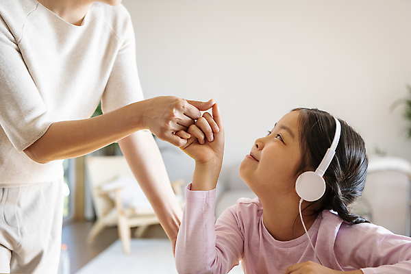 포토 JPG 응시 여자 어린이교육 딸 행복 어린이 가족 모녀 엄마 실내 서기 미소 앉기 손짓 소녀 상반신 성인 두명 앞모습 옆모습 10대 30대 손들기 헤드셋 한국인 올려보기 가족라이프 즐거움 약속 새끼손가락 온라인강의 홈스쿨링 여자만 걸기 언스쿨링 국내포토 라이프스타일 시선 교육 감정 뷰포인트 음향기기 관계 모션 청소년 표정 사람 동양인 내부 장년 헤드폰 강의 홈스쿨 파일형식 언택트