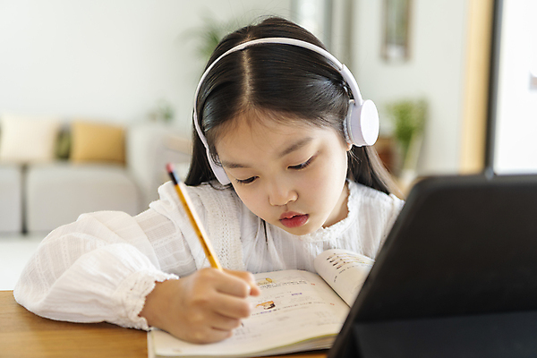 포토 JPG 응시 여자 어린이교육 어린이라이프 어린이 실내 한명 들기 앉기 소녀 상반신 앞모습 아웃포커스 10대 태블릿 연필 헤드셋 한국인 온라인강의 홈스쿨링 소녀한명만 언스쿨링 국내포토 1 라이프스타일 시선 교육 뷰포인트 음향기기 모션 청소년 학용품 촬영기법 사람 동양인 내부 전자제품 스마트기기 필기구 헤드폰 강의 홈스쿨 여자한명만 소녀만 파일형식 언택트