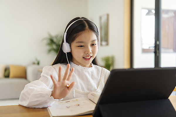 포토 JPG 응시 여자 어린이교육 어린이라이프 어린이 실내 한명 앉기 소녀 상반신 앞모습 아웃포커스 10대 태블릿 손들기 헤드셋 한국인 즐거움 손인사 온라인강의 홈스쿨링 화상통화 소녀한명만 언스쿨링 국내포토 1 라이프스타일 시선 교육 감정 뷰포인트 음향기기 모션 청소년 촬영기법 사람 동양인 내부 전자제품 스마트기기 헤드폰 인사 강의 통화 홈스쿨 여자한명만 소녀만 파일형식 언택트