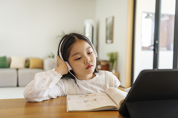 포토 JPG 응시 여자 어린이교육 어린이라이프 어린이 실내 한명 앉기 소녀 상반신 앞모습 아웃포커스 10대 태블릿 헤드셋 턱괴기 한국인 지루함 온라인강의 홈스쿨링 화상통화 소녀한명만 언스쿨링 국내포토 1 라이프스타일 시선 교육 감정 뷰포인트 음향기기 모션 청소년 촬영기법 사람 동양인 내부 전자제품 스마트기기 헤드폰 강의 통화 홈스쿨 여자한명만 소녀만 파일형식 언택트
