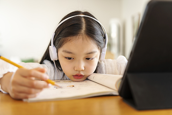 포토 JPG 응시 여자 어린이교육 어린이라이프 어린이 실내 한명 들기 앉기 소녀 상반신 앞모습 아웃포커스 10대 연필 헤드셋 턱괴기 한국인 소프트포커스 지루함 딴짓 온라인강의 홈스쿨링 화상통화 소녀한명만 언스쿨링 국내포토 1 라이프스타일 시선 교육 감정 뷰포인트 음향기기 모션 청소년 학용품 촬영기법 사람 동양인 내부 필기구 헤드폰 강의 통화 홈스쿨 여자한명만 소녀만 파일형식 언택트