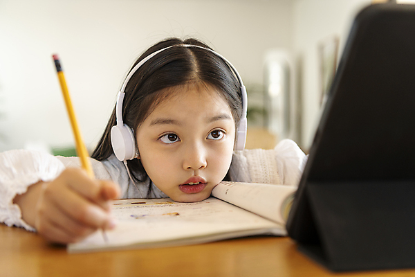 포토 JPG 응시 여자 어린이교육 어린이라이프 어린이 실내 한명 앉기 소녀 상반신 앞모습 아웃포커스 10대 태블릿 헤드셋 턱괴기 한국인 소프트포커스 지루함 온라인강의 홈스쿨링 화상통화 소녀한명만 언스쿨링 국내포토 1 라이프스타일 시선 교육 감정 뷰포인트 음향기기 모션 청소년 촬영기법 사람 동양인 내부 전자제품 스마트기기 헤드폰 강의 통화 홈스쿨 여자한명만 소녀만 파일형식 언택트
