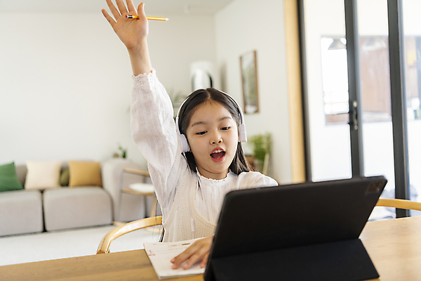 포토 JPG 응시 여자 어린이교육 어린이라이프 어린이 실내 한명 들기 앉기 소녀 앞모습 10대 태블릿 연필 손들기 헤드셋 한국인 발표 온라인강의 홈스쿨링 화상통화 소녀한명만 언스쿨링 국내포토 1 라이프스타일 시선 교육 뷰포인트 음향기기 모션 청소년 학용품 사람 동양인 내부 전자제품 스마트기기 필기구 헤드폰 강의 통화 홈스쿨 여자한명만 소녀만 파일형식 언택트