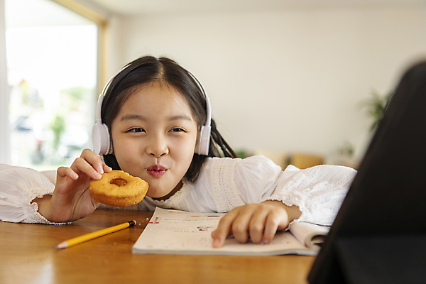 포토 JPG 응시 여자 어린이교육 어린이라이프 어린이 실내 한명 웃음 들기 앉기 소녀 상반신 앞모습 아웃포커스 10대 태블릿 헤드셋 한국인 도넛 소프트포커스 먹기 딴짓 온라인강의 홈스쿨링 화상통화 소녀한명만 언스쿨링 국내포토 1 라이프스타일 시선 교육 뷰포인트 음향기기 모션 청소년 디저트 촬영기법 표정 사람 동양인 내부 전자제품 스마트기기 헤드폰 강의 통화 홈스쿨 여자한명만 소녀만 파일형식 언택트