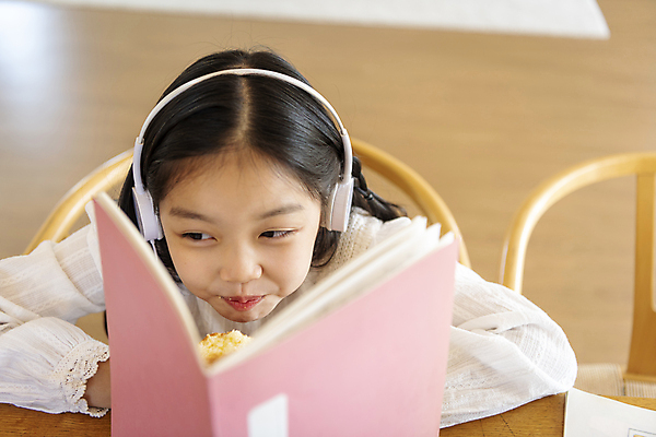 포토 JPG 응시 여자 어린이교육 어린이라이프 어린이 실내 한명 들기 앉기 소녀 상반신 앞모습 10대 헤드셋 공책 한국인 가림 도넛 먹기 딴짓 숨기 온라인강의 홈스쿨링 화상통화 소녀한명만 언스쿨링 국내포토 1 라이프스타일 시선 교육 뷰포인트 음향기기 모션 청소년 문구용품 디저트 사람 동양인 내부 헤드폰 강의 통화 홈스쿨 여자한명만 소녀만 파일형식 언택트