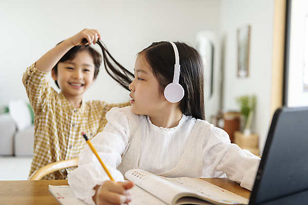 포토 JPG 여자 어린이교육 남자 행복 어린이라이프 어린이 장난 가족 실내 미소 웃음 앉기 소녀 소년 상반신 두명 앞모습 아웃포커스 10대 태블릿 머리카락 헤드셋 한국인 잡기 가족라이프 뒤돌아보기 즐거움 방해 귀찮음 남동생 누나 온라인강의 홈스쿨링 어린이만 언스쿨링 숱 국내포토 라이프스타일 교육 감정 뷰포인트 음향기기 컨셉 관계 모션 청소년 촬영기법 표정 사람 동양인 내부 전자제품 스마트기기 머리 헤드폰 강의 동생 홈스쿨 파일형식 언택트