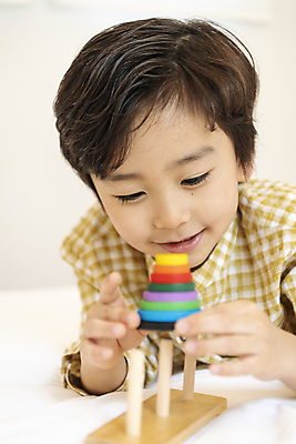 포토 JPG 어린이교육 남자 어린이라이프 어린이 엎드리기 놀이 실내 한명 들기 소년 상반신 앞모습 한국인 즐거움 교구 소년한명만 하노이탑 국내포토 1 라이프스타일 교육 감정 뷰포인트 모션 사람 동양인 내부 남자한명만 소년만 파일형식