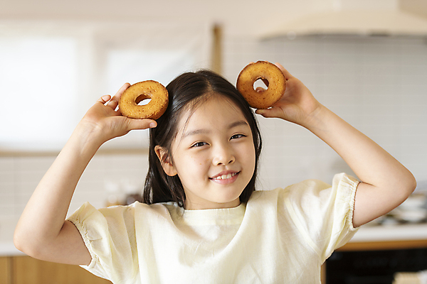 포토 JPG 여자 행복 어린이라이프 어린이 장난 실내 한명 미소 들기 소녀 상반신 앞모습 아웃포커스 10대 한국인 도넛 즐거움 소녀한명만 국내포토 1 라이프스타일 감정 뷰포인트 모션 청소년 디저트 촬영기법 표정 사람 동양인 내부 여자한명만 소녀만 파일형식