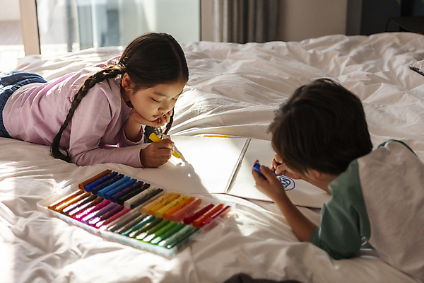 포토 JPG 여자 남자 어린이라이프 어린이 엎드리기 가족 휴식 실내 남매 소녀 소년 취미 두명 옆모습 뒷모습 10대 턱괴기 침실 이불 한국인 침대 가족라이프 그리기 스케치북 그림 크레파스 남동생 누나 어린이만 국내포토 라이프스타일 뷰포인트 가구 컨셉 관계 침구 모션 청소년 학용품 사람 동양인 내부 동생 파일형식